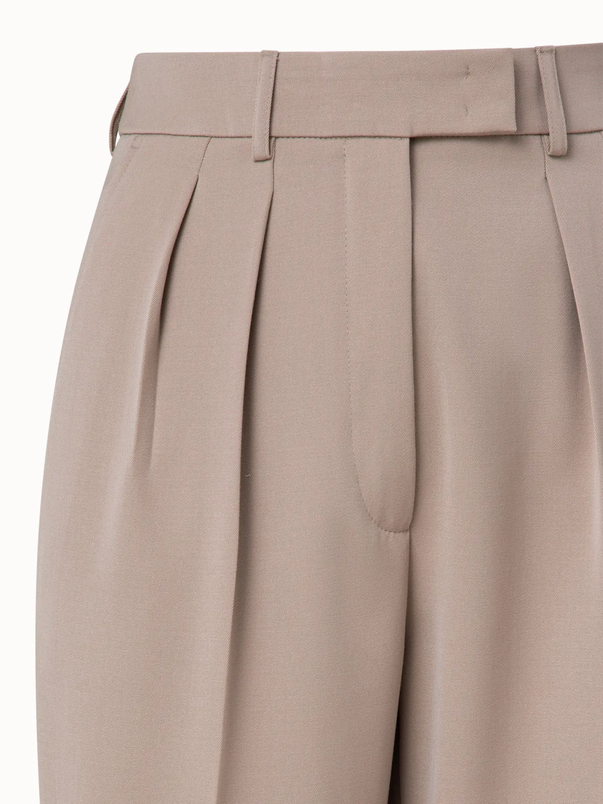 Tapered Hose aus Woll-Gabardine mit Bundfalten